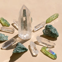 This set includes 1 medium Clear Quartz Point (5-6cm), 6 polished Clear Quartz points, 4 Fuschite pieces (2-3cm), and 4 Aura Quartz necklace points, combining prosperity, clarity, and healing energies