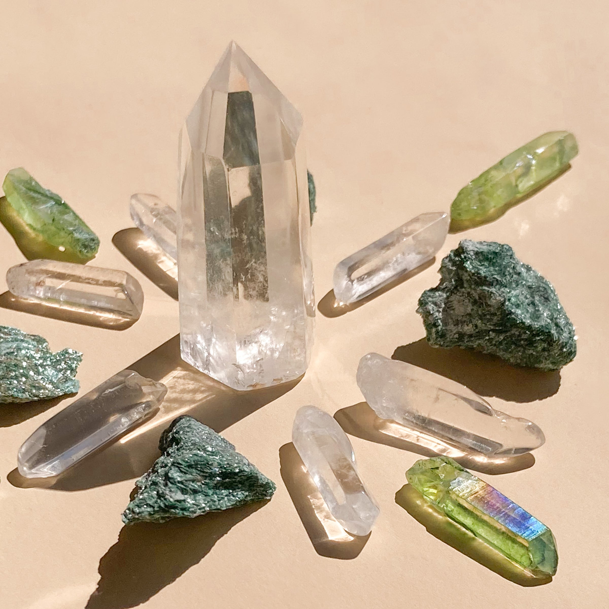 This set includes 1 medium Clear Quartz Point (5-6cm), 6 polished Clear Quartz points, 4 Fuschite pieces (2-3cm), and 4 Aura Quartz necklace points, combining prosperity, clarity, and healing energies