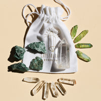 A set of 1 medium Clear Quartz Point (5-6cm), 6 polished Clear Quartz points, 4 Fuschite pieces (2-3cm), and 4 Aura Quartz necklace points, combining prosperity, clarity, and healing energies, including a bag