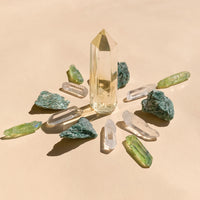 A set of 1 medium Citrine Quartz Point (5-6cm), 6 polished Clear Quartz points, 4 Fuschite pieces (2-3cm), and 4 Aura Quartz necklace points, combining prosperity, clarity, and healing energies, including a bag