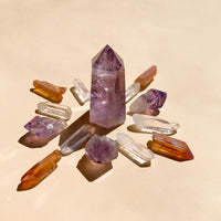 This set features 1 medium Amethyst Quartz Point (5-6cm), 6 polished Clear Quartz points, 4 Amethyst teeth (2-3cm), and 4 Orange Aura Quartz necklace points, combining intuition, clarity, and creativity energies