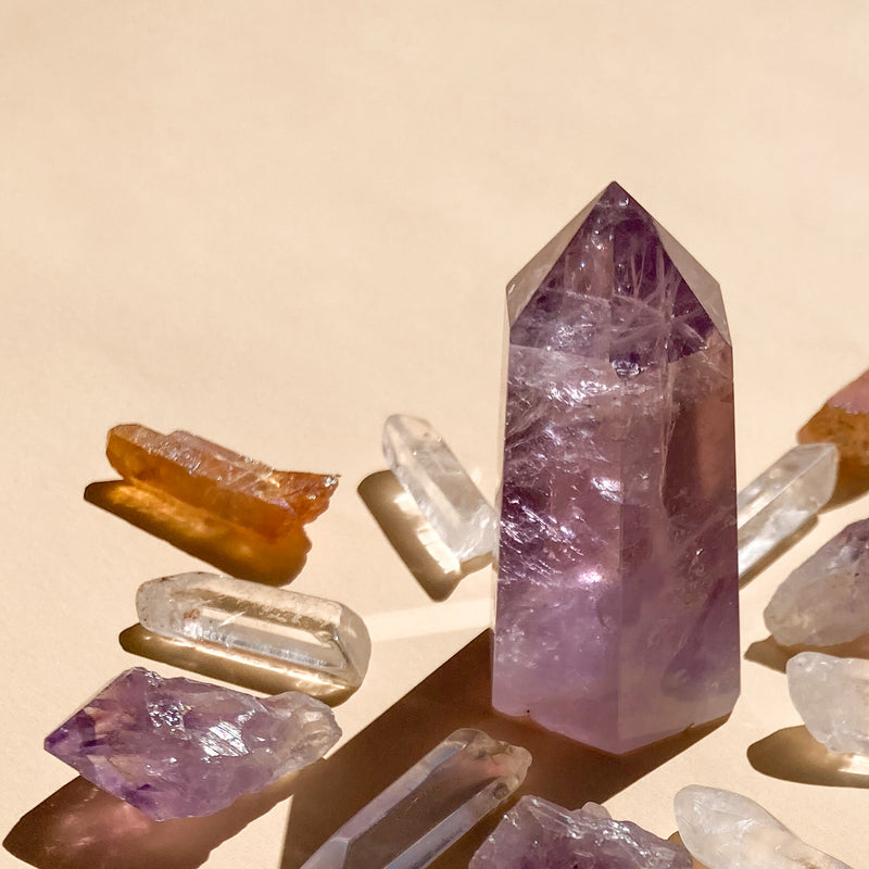 This set has 1 medium Amethyst Quartz Point (5-6cm), 6 polished Clear Quartz points, 4 Amethyst teeth (2-3cm), and 4 Orange Aura Quartz necklace points, combining intuition, clarity, and creativity energies